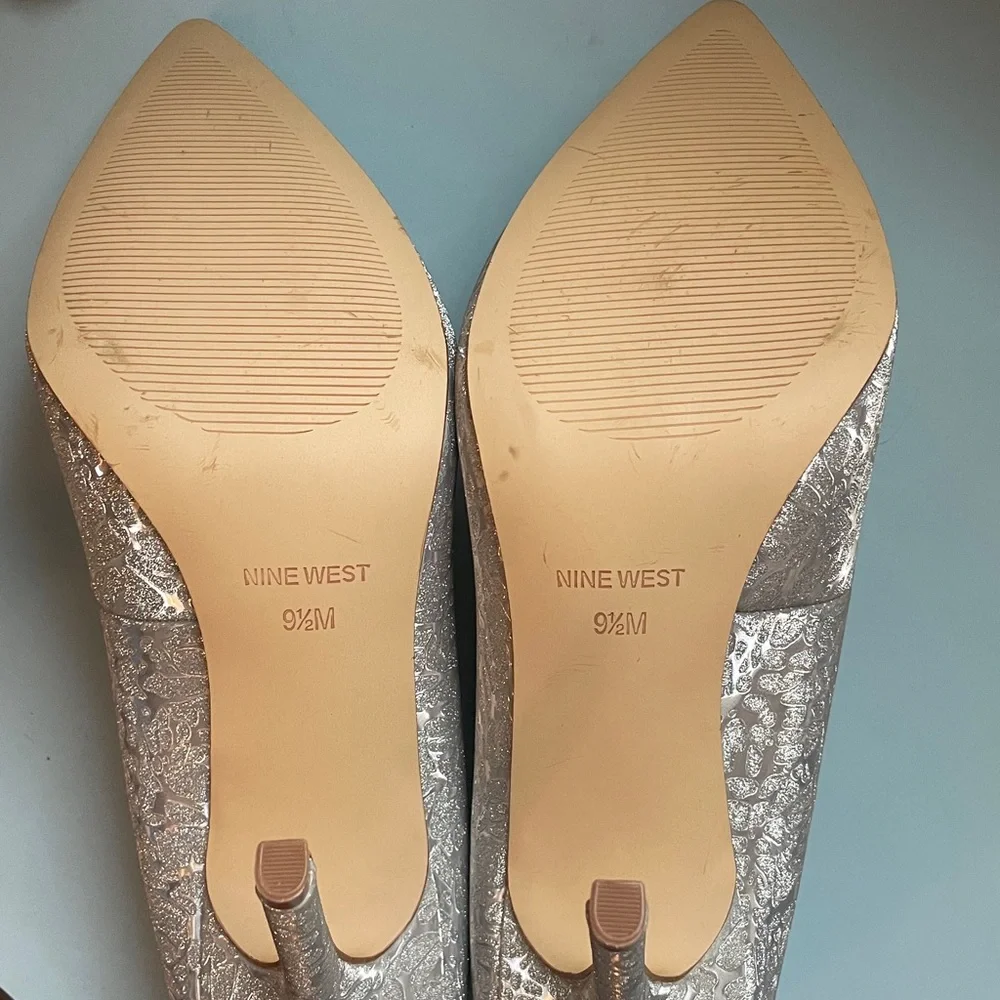 NWOT NINE WEST SILVER LEOPARD PUMPS